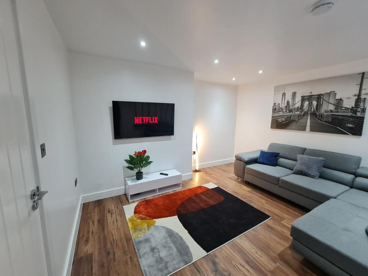 Elm Park Cheerful 4-Bedroom Holiday Home Hornchurch Dış mekan fotoğraf